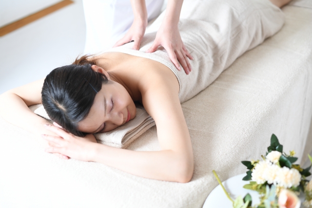 マッサージベッドでエステの施術